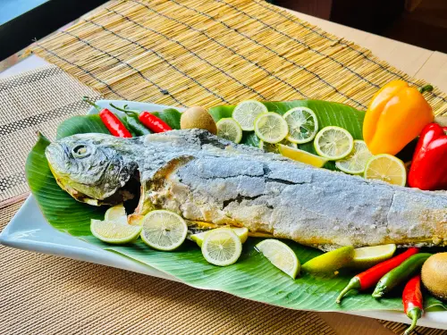 ▲福容大飯店花蓮的吃到飽餐廳「田園咖啡廳」推出即日起到2025年03月29日，四人以上同行享用自助晚餐，每人只要999元，就能暢饗松葉蟹、牛排與圖中的鬼頭刀等台東在地特色菜無限吃。（圖／花蓮福容飯店提供）