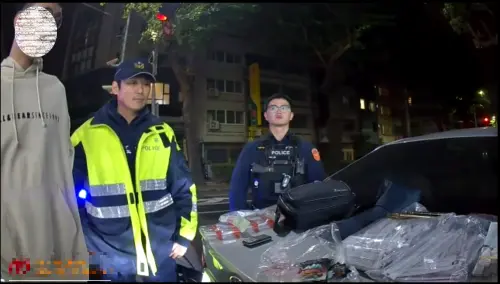 台中一名吳姓男子違停路邊被警方盤查,員警聞出車內疑似毒品氣味,一查發現,原來吳男當起「毒品小蜜蜂」向不特定人士販賣毒品。(圖/警方提供) ▲台中一名吳姓男子違停路邊被警方盤查,員警聞出車內疑似毒品氣味,一查發現,原來吳男當起「毒品小蜜蜂」向不特定人士販賣毒品。(圖/警方提供)