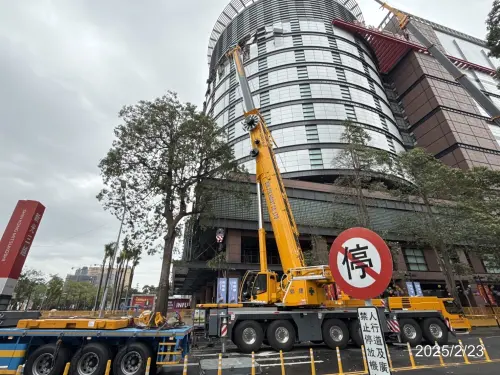 ▲新光三越台中店目前已有三部吊車進場，處理氣爆後續事宜。（圖／新光三越提供，2025.02.25）