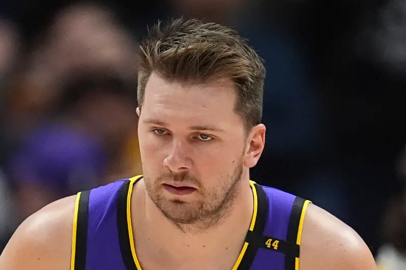 ▲季後賽出局後，洛杉磯湖人球星Luka Doncic沒有選擇直接重返訓練場，而是做出重大轉變。他遠離籃球整整一個月，專心減重與體能調整。根據《The Athletic》記者Dan Woike報導，Doncic這段時間內嚴格執行飲食控制與有氧訓練，成效相當顯著。（圖／美聯社／達志影像）