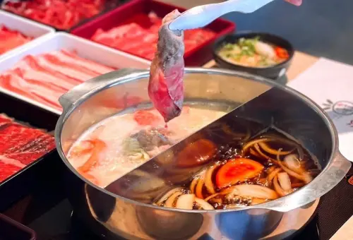 ▲涮乃葉台中福科店被民眾投訴肉盤有黃垢，台中市食安處獲報後，昨天派員前往稽查，發現業者已經更換新容器。（圖／翻攝涮乃葉臉書，2025.02.25）