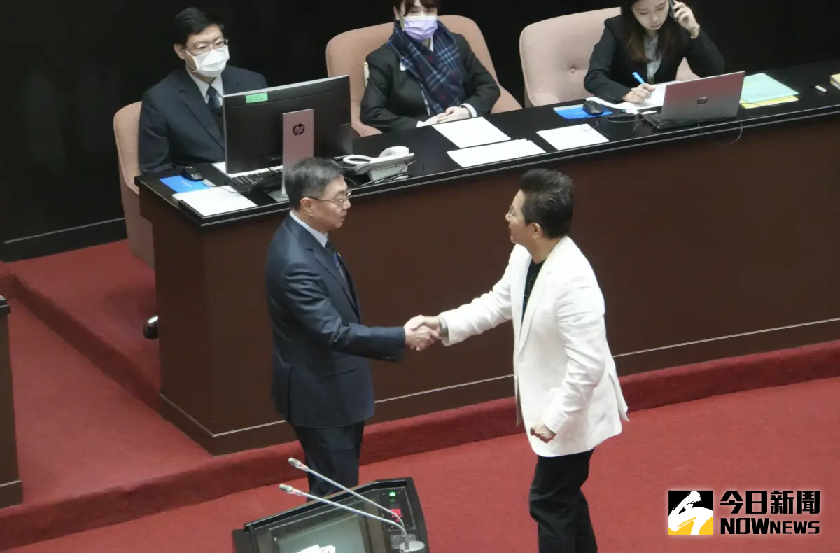 ▲推動壯世代惹議，民眾黨不分區立委吳春城（右）宣布請辭，與行政院長卓榮泰握手道別。（圖／呂炯昌攝，2025.02.25）