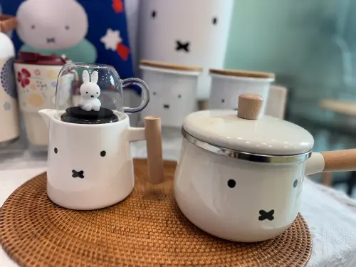 ▲Miffy療癒立體公仔壺；單柄牛奶鍋。（圖／記者鍾怡婷攝）
