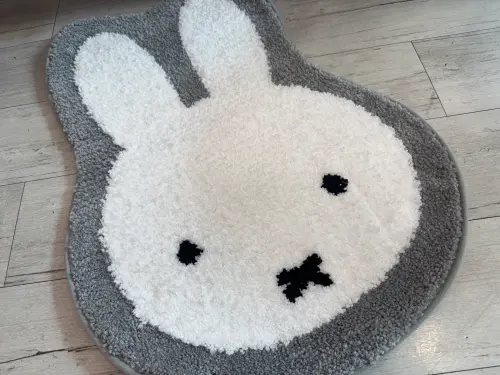 ▲7-11米飛兔長絨毛造型地墊。（圖／記者鍾怡婷攝）