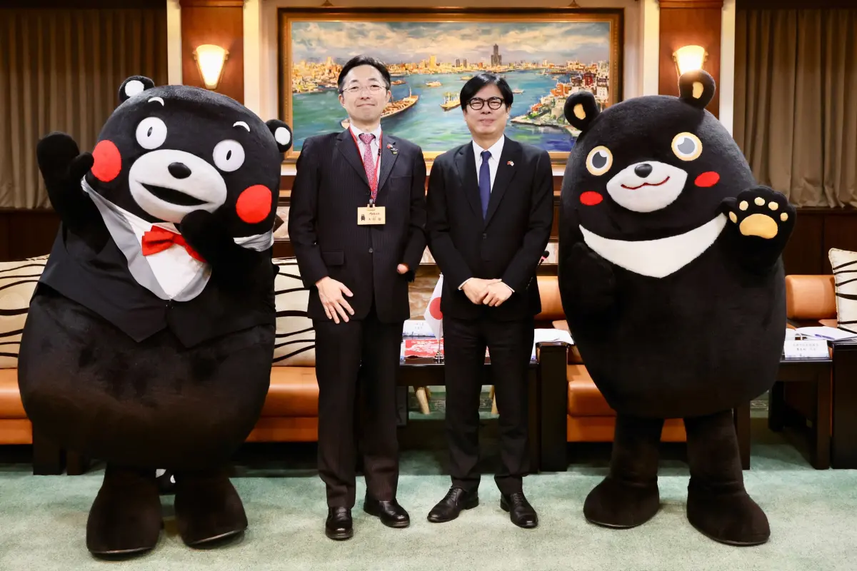 ▲熊本縣知事木村敬率團訪高並拜會市長陳其邁，高雄熊與熊本熊合體聯袂登場熱情迎賓。（圖／行國處提供）