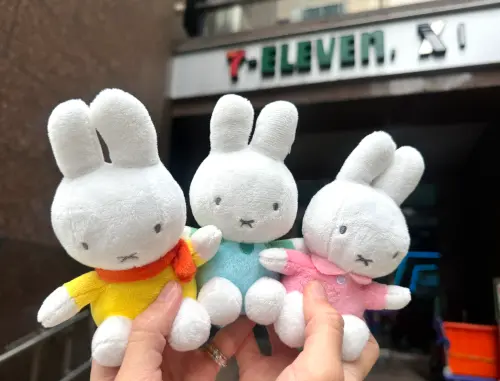 ▲7-11米飛兔Miffy坐姿絨毛吊飾。（圖／記者鍾怡婷攝）