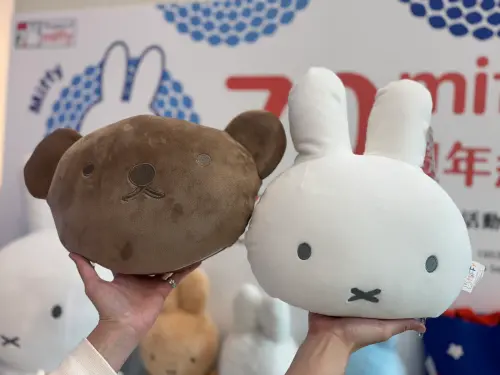▲7-11米飛兔造型翻轉抱枕。（圖／記者鍾怡婷攝）
