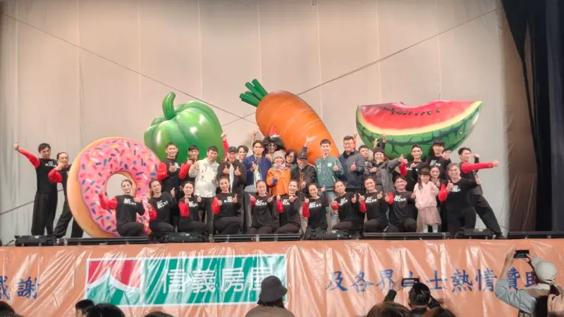 ▲紙風車與信義房屋合作，在嘉義市西區迎來蛇年首場《台灣幻想曲》演出，為現場超過3000位大小朋友們，帶來精彩的演出。（圖／信義房屋提供）