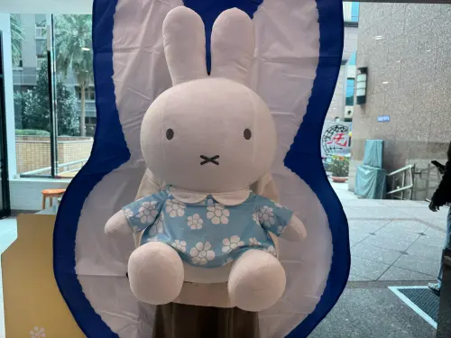 ▲7-11推Miffy花花洋裝特大絨毛玩偶75cm。（圖／記者鍾怡婷攝）