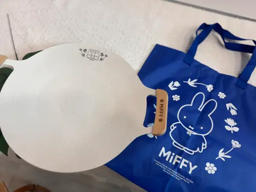▲7-11推「Miffy70週年紀念」烤盤(含收納袋)。（圖／記者鍾怡婷攝）