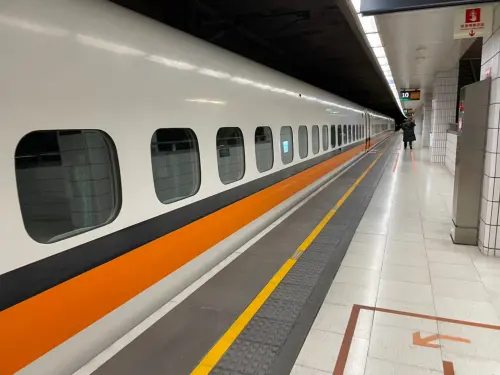 北上列車板橋站「過站未停」！準備上下車乘客全傻眼　高鐵致歉了
