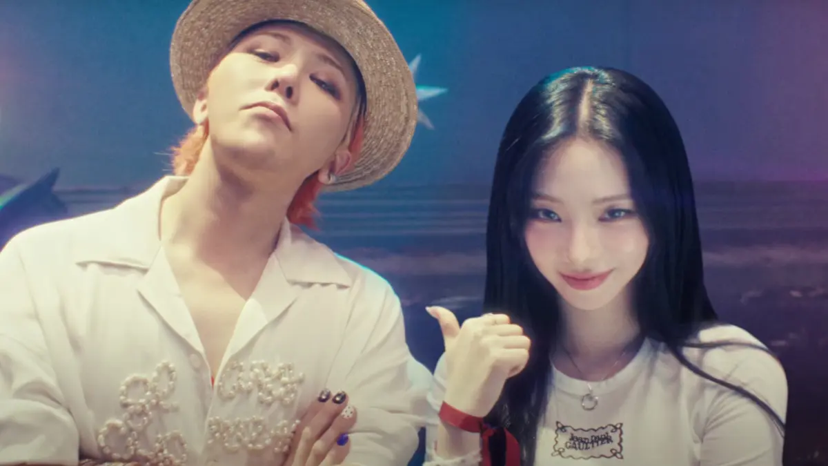 ▲韓國女團aespa成員Karina（右）出演了天王GD（左）的新歌MV，這位舞台上充滿氣場的美女，其實私底下是個動漫迷，她曾自曝自己超愛看動畫，空閒時還很喜歡玩手機遊戲呢！（圖／翻攝至OfficalGDRAGON YouTube）