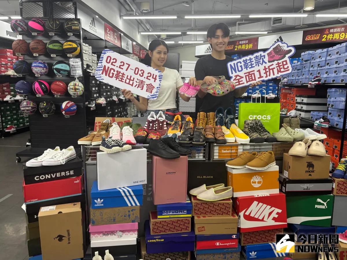 ▲台中日曜天地OUTLET「NG鞋出清會」，27日登場至3月24日，下殺一折起。（圖／記者金武鳳攝，2025.2.25)