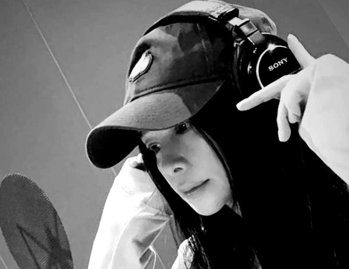 ▲女星徐若瑄近日深夜的黑白自拍照引發粉絲關心，今（26）日她再次發文澄清自己只是分享觀後感，並對粉絲道歉，強調自己一切安好。（圖／徐若瑄IG）