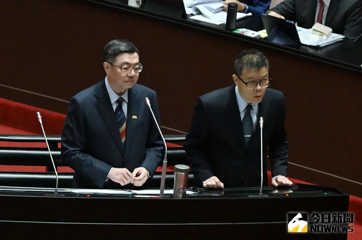 ▲750元審查費引發民怨，NCC代理主委陳崇樹（右）表示，函報財政部後確定停止徵收。（圖／記者林調遜攝，2025.02,25）