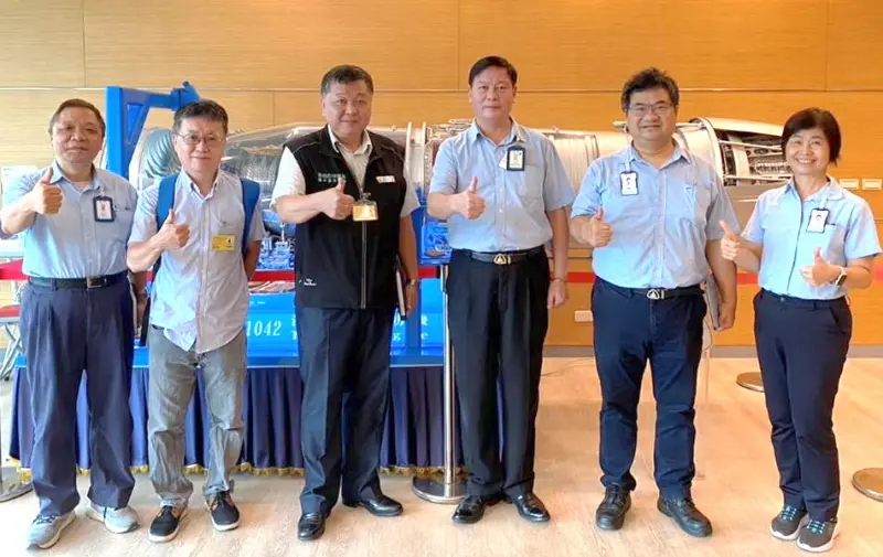 ▲勞動部勞動力發展署高屏澎東分署分署長郭耿華(左3)到高雄市岡山區漢翔航空工業公司拜會，受到漢翔公司發動機事業處處長王芳華(右3)率隊熱烈歡迎。(圖／勞動部高屏澎東分署提供)