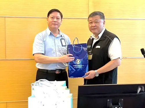 ▲勞動部勞動力發展署高屏澎東分署分署長郭耿華(右)與漢翔公司發動機事業處處長王芳華(左)互送紀念品。(圖/勞動部高屏澎東分署提供) ▲勞動部勞動力發展署高屏澎東分署分署長郭耿華(右)與漢翔公司發動機事業處處長王芳華(左)互送紀念品。(圖/勞動部高屏澎東分署提供)