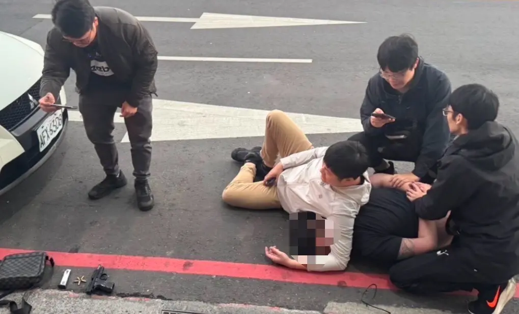 ▲警方在彰化高鐵站逮捕2個賣槍集團共4名犯嫌，起獲手槍、子彈及毒品。（圖／警方提供）