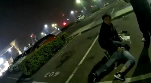 ▲新莊警方在台中清水服務區逮捕20歲賴姓男子、24歲周姓男子及23歲陳姓男子，並當場查扣衝鋒槍2把、20顆子彈及5部手機等證物。（圖／警方提供）