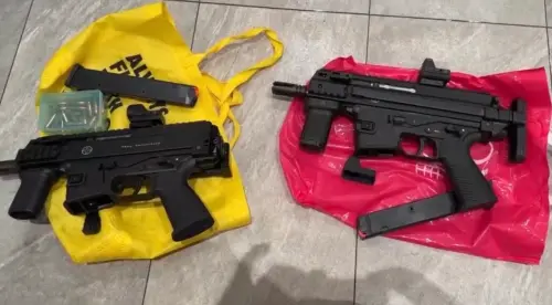 ▲新莊警方重兵南下，連破2個賣槍集團，成功逮捕4名嫌犯，查扣罕見衝鋒槍。（圖／警方提供）