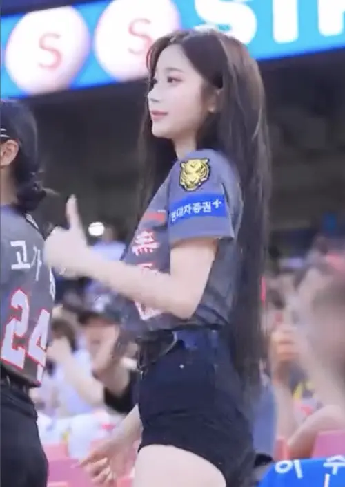 ▲李珠珢透過〈三振舞〉成為新一代啦啦隊女神，也掀起了〈三振舞〉熱潮。（圖／翻攝至李珠珢IG）