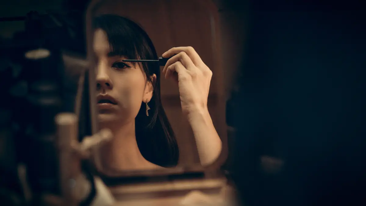 ▲林予晞（如圖）在《死了一個娛樂女記者之後》中飾演的資深娛樂記者「劉知君」，決定扮裝潛入性愛招待所探究真相，而劇中的招待所斥資百萬打造，大量的鏡子代表著人不只有一種面向。（圖／鏡文學）