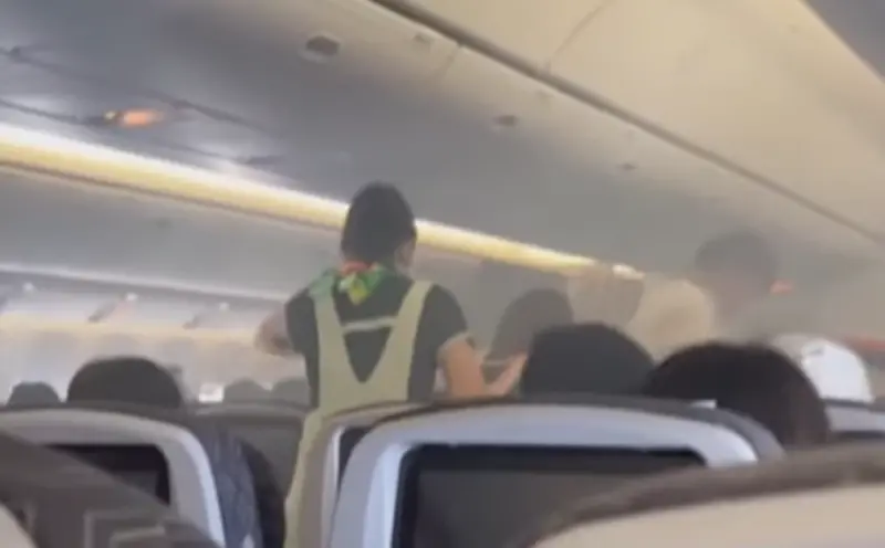 ▲今年1月20日，長榮航空從上海飛回台北的BR711航班，飛行途中艙內突然冒濃煙，就是因為行動電源釀禍。（圖／翻攝畫面）