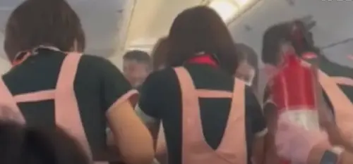 ▲1月20日長榮航空從上海飛回台北的BR711航班，空姐們及時拿起滅火器解除狀況。