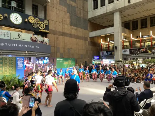 來台東釀旅行! 台東部落食尚用味蕾品味部落風情 ▲2025歲時祭儀活動及報訊儀式22日熱鬧登場,行銷台東部落食尚,吸引眾多人潮觀賞。(圖/主辦單位提供)