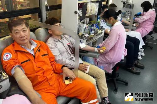 ▲台灣中油公司煉製事業部大林煉油廠舉辦百萬CC熱血公益捐血活動,員工踴躍挽袖捐血。(圖/記者黃守作攝,2025.02.25) ▲台灣中油公司煉製事業部大林煉油廠舉辦百萬CC熱血公益捐血活動,員工踴躍挽袖捐血。(圖/記者黃守作攝,2025.02.25)
