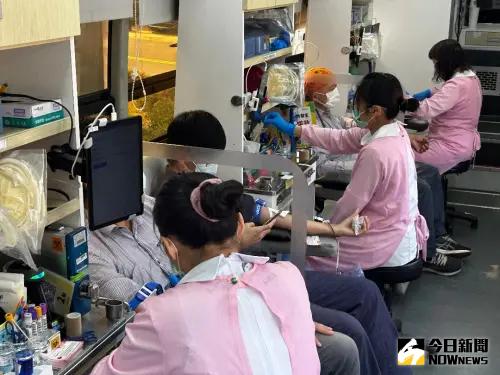 ▲台灣中油煉製事業部大林煉油廠舉辦百萬CC熱血公益捐血活動,員工、眷屬及協力廠商踴躍挽袖捐血。(圖/記者黃守作攝,2025.02.25) ▲台灣中油煉製事業部大林煉油廠舉辦百萬CC熱血公益捐血活動,員工、眷屬及協力廠商踴躍挽袖捐血。(圖/記者黃守作攝,2025.02.25)