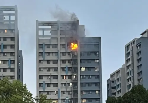 板橋合宜宅「21樓」後陽台突冒烈火　疑熱水器起火、100人搶救
