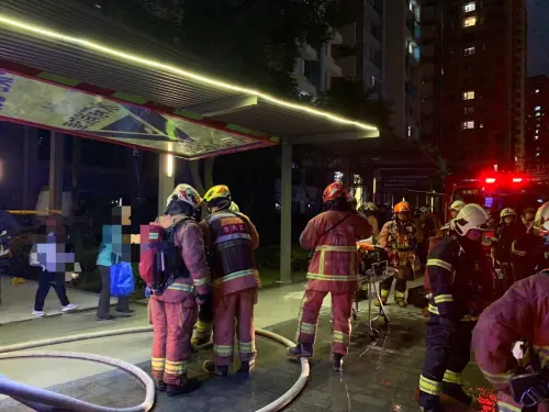 ▲新北板橋合宜宅21樓後陽台突然起火，警消獲報立即到場灌救，疏散17人，所幸無人受傷。（圖／翻攝畫面）