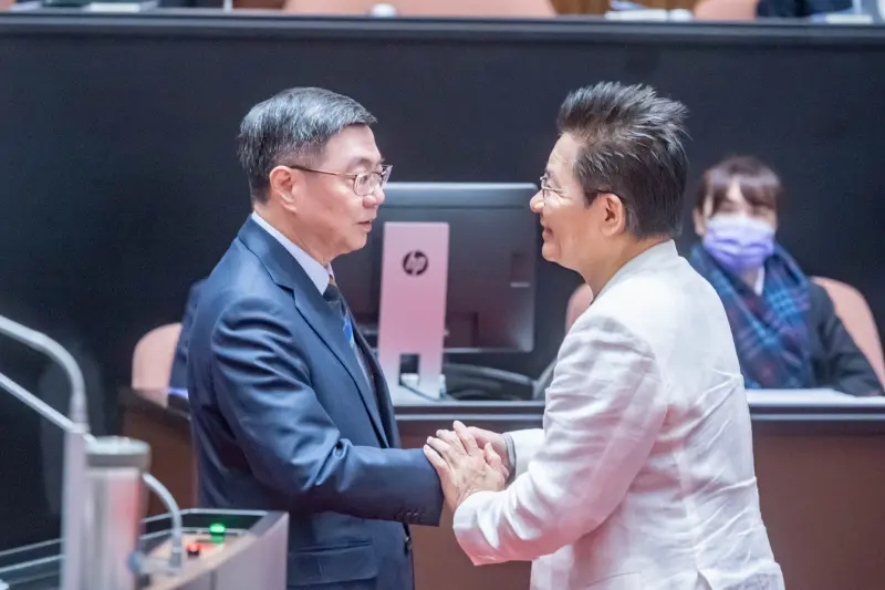 ▲吳春城請辭，走向前向卓榮泰握手。（圖／吳春城辦公室提供）