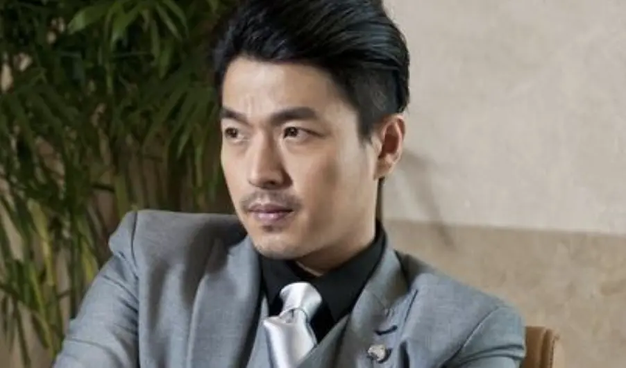 ▲男星李威近期涉精舍殺人案遭列被告，網友也挖出過往和他同台出演《千金歸來》的男演員李易峰，指出他曾因嫖娼遭封殺，如今雙雙男主角都出事，也讓網友感嘆：「理由一個比一個猛。」（圖／《千金歸來》片段）