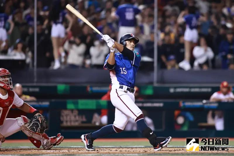 ▲經典賽資格賽中華隊內野手林子偉敲界外全壘打引發全場驚呼。（圖／記者葉政勳攝 , 2025.02.25）