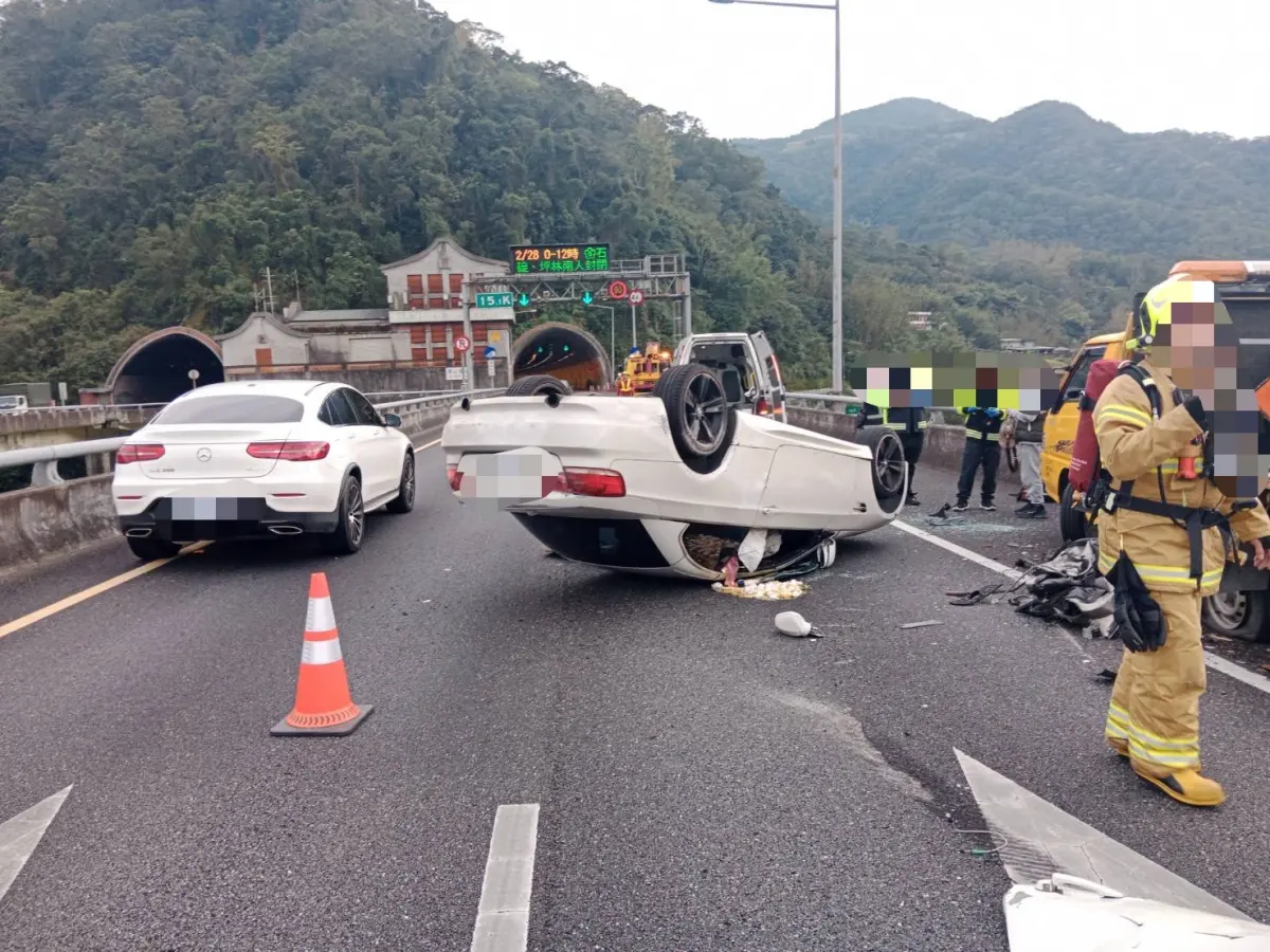 ▲白色BMW雙門跑車駕駛疑似精神不濟，開車行經國五南下15公里處，撞上停在路邊的施工工程車，整輛車翻覆、四腳朝天橫躺路中央。（圖／國道警察提供）