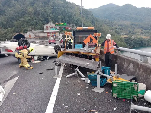 白色BMW雙門跑車駕駛疑似精神不濟,開車行經國五南下15公里處,撞上停在路邊的施工工程車,整輛車翻覆、四腳朝天橫躺路中央。(圖/國道警察提供) ▲白色BMW雙門跑車駕駛疑似精神不濟,開車行經國五南下15公里處,撞上停在路邊的施工工程車,整輛車翻覆、四腳朝天橫躺路中央。(圖/國道警察提供)