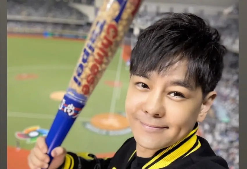 ▲經典賽資格賽今（25）日迎來最後一天，中華隊晚間7點在台北大巨蛋再次迎戰西班牙，勝負將會成為晉級關鍵，目前比數來到3：2，台灣領先，對此熱愛棒球的藝人林志穎（如圖）也現身大巨蛋揮棒應援。（圖/ IG jimmylin）