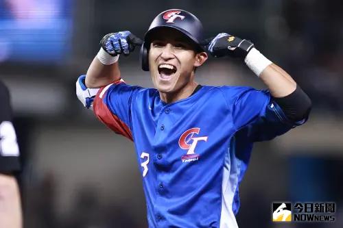 ▲經典賽資格賽中華隊外野手陳文杰安打上壘後靠著西班牙隊三壘手傳球失誤回來得分。（圖／記者葉政勳攝 , 2025.02.25）