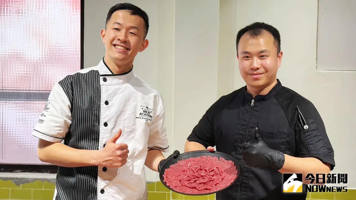 ▲高雄牛博肆溫體牛火鍋店長林千畬（右）與芸彰牧場台中新光三越店長廖期弘（左），進行了一場跨店技術砌磋。（圖／記者陳美嘉攝，2025.02.25）