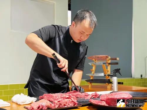 ▲林千畬創辦「牛博肆溫體牛火鍋」,以台南當日現宰直送的溫體牛為核心,搭配12小時熬煮的雙湯高湯,獨特的風味組合,深受饕客喜愛。(圖/記者陳美嘉攝,2025.02.25) ▲林千畬創辦「牛博肆溫體牛火鍋」,以台南當日現宰直送的溫體牛為核心,搭配12小時熬煮的雙湯高湯,獨特的風味組合,深受饕客喜愛。(圖/記者陳美嘉攝,2025.02.25)