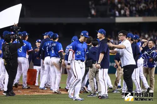 ▲經典賽資格賽中華隊在附加賽以6:3擊敗西班牙取得晉級2026經典賽正賽的資格,隊長陳傑憲賽後受訪說壓力山大。(圖/記者葉政勳攝 , 2025.02.25) ▲經典賽資格賽中華隊在附加賽以6:3擊敗西班牙取得晉級2026經典賽正賽的資格,隊長陳傑憲賽後受訪說壓力山大。(圖/記者葉政勳攝 , 2025.02.25)