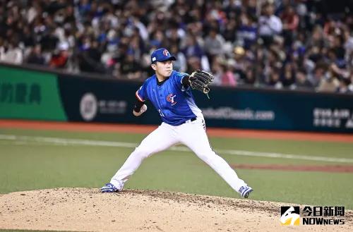 ▲經典賽資格賽中華隊後援投手曾峻岳在九局下連飆150公里火球順利收下勝利。（圖／記者葉政勳攝 , 2025.02.25）