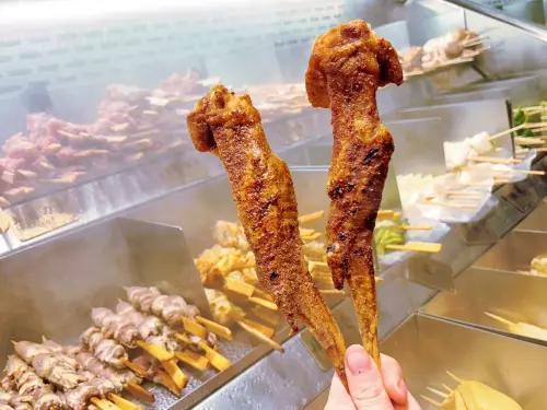 ▲連鎖串燒「烤雞翅買一送一」慶祝優惠。（圖／焦糖楓提供）