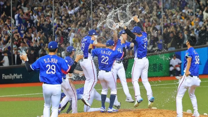 ▲中華隊逆轉勝！晉級WBC世界棒球經典賽資格賽，達美樂TEAM TAIWAN轟炸火山披薩「買一送一再送大可樂」慶祝優惠。連鎖串燒焦糖楓推出「烤雞翅買一送一」加碼一次整理。（圖／中華棒協提供）