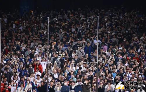 ▲經典賽資格賽中華隊與西班牙的附加賽吸引滿場球迷進場觀賽。(圖/記者葉政勳攝 , 2025.02.25) ▲經典賽資格賽中華隊與西班牙的附加賽吸引滿場球迷進場觀賽。(圖/記者葉政勳攝 , 2025.02.25)