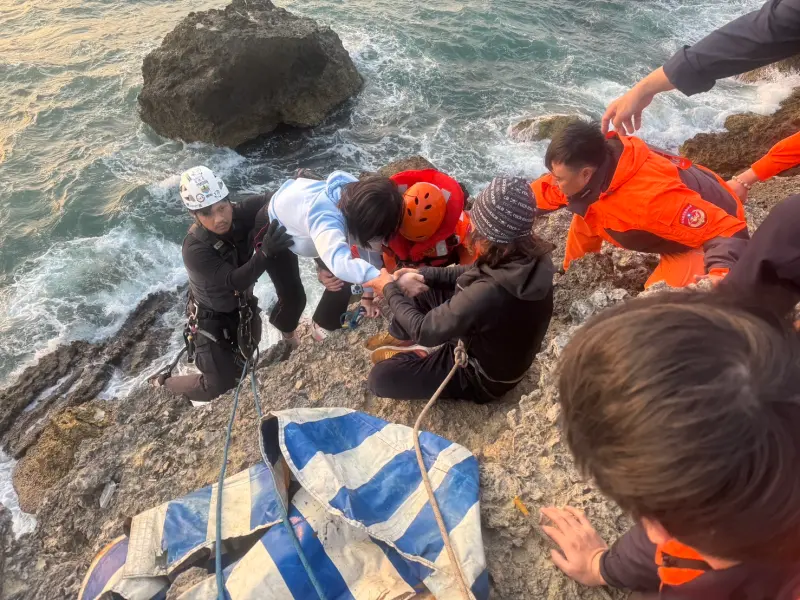 女受困柴壽山觀浪景點「海蝕洞」搜救隊員繩索垂降、成功救援