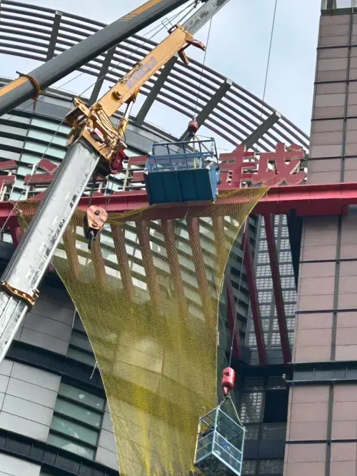 今天還進不去!新光三越入館取物待補件 外裝清理展延至3月底 ▲新光三越正在架設防護網,以維護後續12樓外牆附掛物清理工作的安全。(圖/台中市政府提供,2025.02.26)