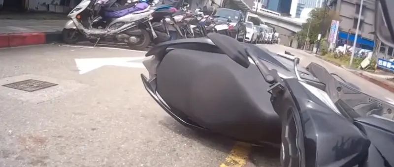 ▲台北市一名機車騎士行經南港路一段時，因為路面上油污導致摔車，還有多輛機車也都在該路段發生摔車意外。（圖／讀者提供）